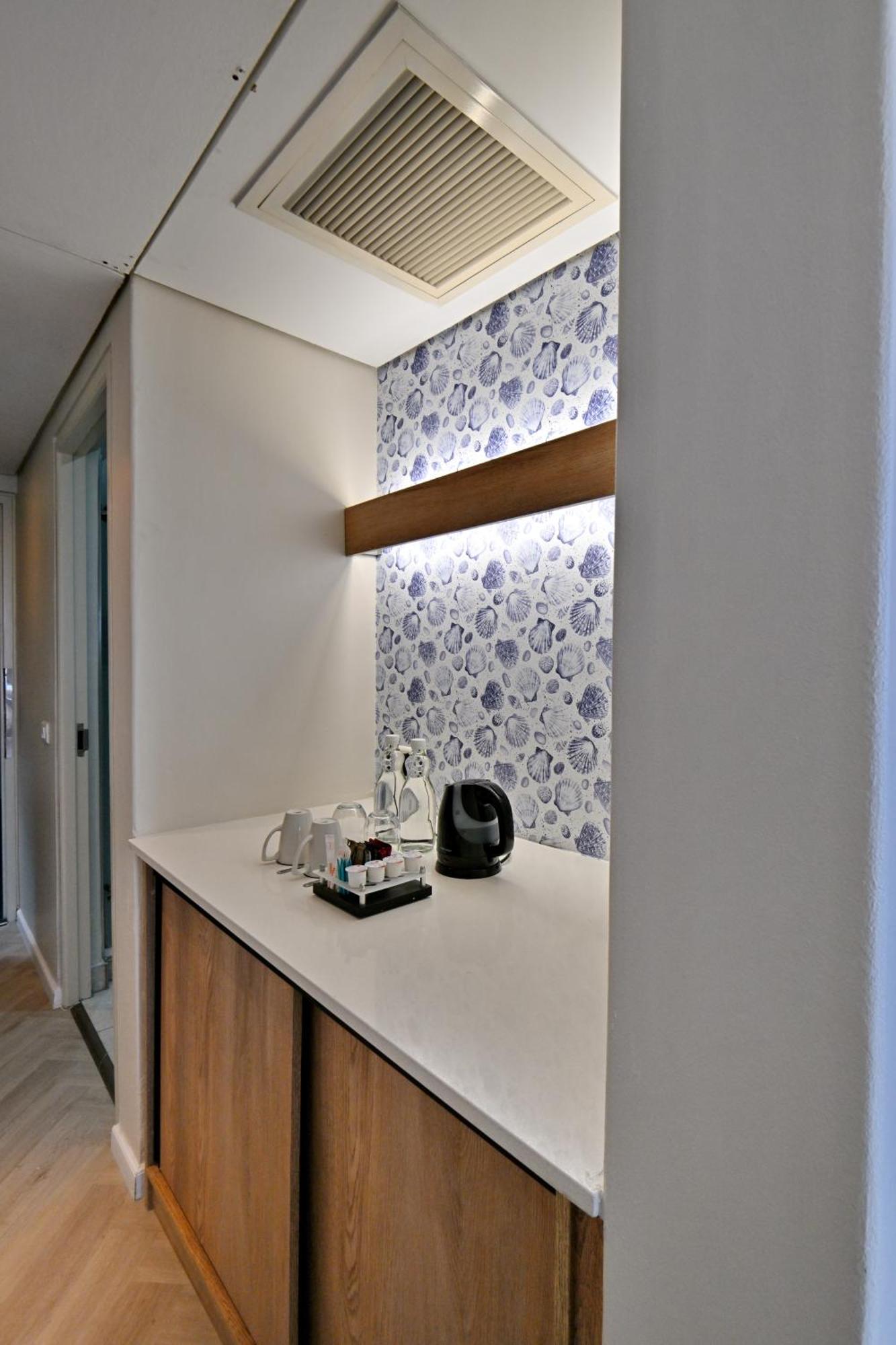 Classic King or Twin Room Bath Shower,1742615272:JPEG